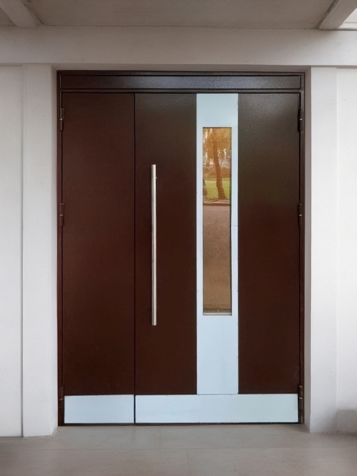 Коричневая остекленная дверь