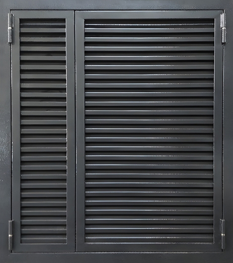 Двустворчатые ставни-жалюзи на окно