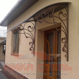 Козырек над крыльцом