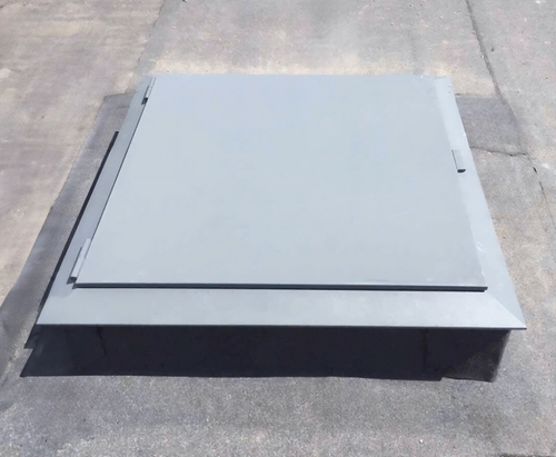 Установленный кровельный люк