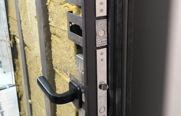 Какие характеристики входной двери отвечают за ее теплоизоляцию?